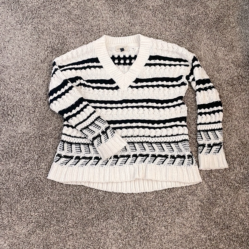 WOMENS UNIVERSAL THREAD SWEATER